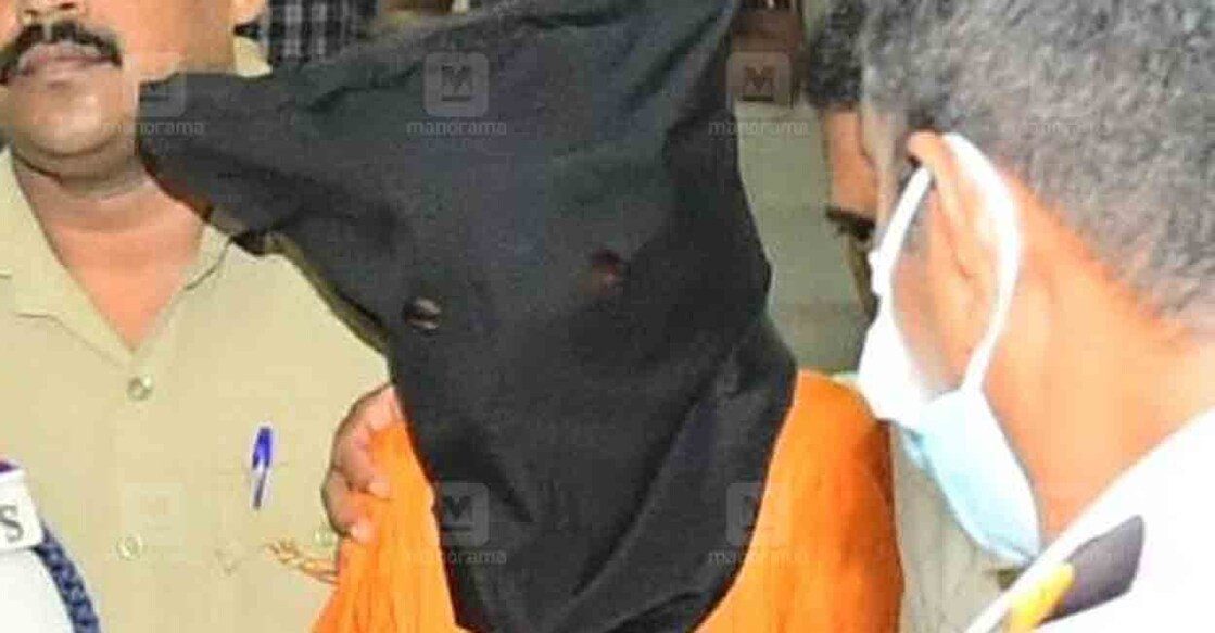 കണ്ണൂർ റെയിൽവേ സ്റ്റേഷനിൽ ട്രെയിനിനു തീയിട്ട കേസിലെ പ്രതി ബംഗാൾ സ്വദേശി പ്രസോൻജിത്ത് സിക്ദറിനെ ജില്ലാ ആശുപത്രിയിലെ മെഡിക്കൽ പരിശോധനയ്ക്കു ശേഷം പുറത്തേക്കു കൊണ്ടുവരുന്നു. ചിത്രം: ധനേഷ് അശോകൻ ∙മനോരമ