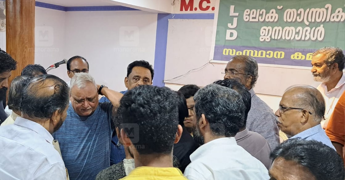 ljd-sreyams-kumar പാർട്ടി സംസ്ഥാനകമ്മിറ്റി യോഗത്തിനു ശേഷം നേതാക്കളുമായി സംസാരിക്കുന്ന എൽജെഡി സംസ്ഥാന പ്രസിഡന്റ് എം.വി. ശ്രേയാംസ്കുമാർ