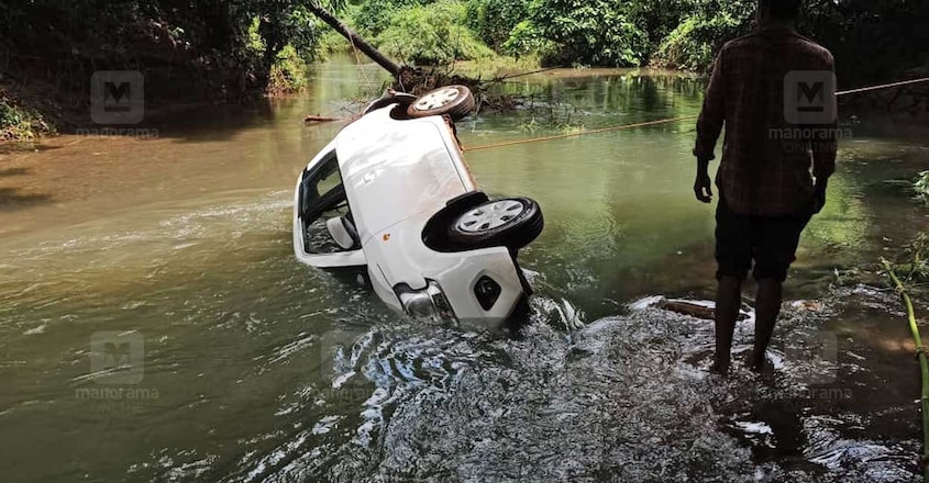 കോഴിക്കോട് കാർ നിയന്ത്രണം വിട്ട് പുഴയിലേക്ക് വീണു; യുവാവ് മരിച്ചു