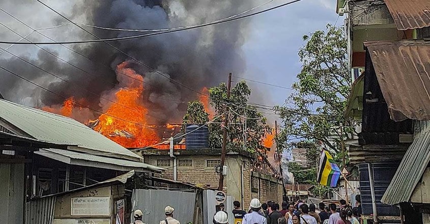 മണിപ്പൂരില്‍ ഗോത്രവിഭാഗങ്ങള്‍ തമ്മിലുള്ള സംഘര്‍ഷം രൂക്ഷം; മണിപ്പുരില്‍ കേന്ദ്രമന്ത്രിയുടെ വസതിക്ക് തീയിട്ട് ജനം