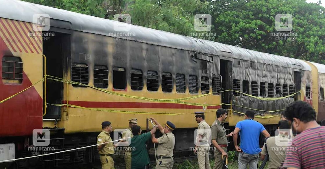 Kannur Train Fire | Photo: Harilal / Manorama കണ്ണൂർ റെയിൽവേ സ്റ്റേഷനിൽ കത്തി നശിച്ച എക്സിക്യുട്ടീവ് എക്സ്പ്രസ് കോച്ച് പൊലീസ് ഉദ്യോഗസ്ഥർ സീൽ ചെയ്യുന്നു. ചിത്രം: ഹരിലാൽ • മനോരമ
