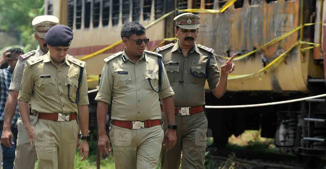 neeraj-kumar-gupta കണ്ണൂർ റെയിൽവേ സ്റ്റേഷനിൽ കത്തിനശിച്ച എക്സിക്യുട്ടീവ് എക്സ്പ്രസ് കോച്ച് ഉത്തര മേഖല ഐജി നീരജ്കുമാർ ഗുപ്ത പരിശോധിച്ച ശേഷം മടങ്ങുന്നു. ചിത്രം: ഹരിലാൽ ∙ മനോരമ