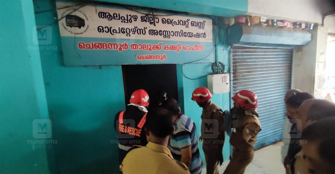 ബ്ലീച്ചിങ് പൗഡർ സൂക്ഷിച്ച കെട്ടിടത്തിലുണ്ടായ തീയണയ്ക്കുന്നു ചിത്രം. മനോരമ