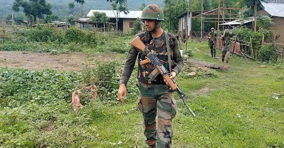 Manipur Unrest | Indian Army | (Photo by - / AFP) ഇംഫാലിനടുത്ത് കാന്റോ സബാൽ ഗ്രാമത്തിൽ പട്രോളിങ് നടത്തുന്ന ഇന്ത്യൻ സൈനികൻ . (File Photo: AFP)
