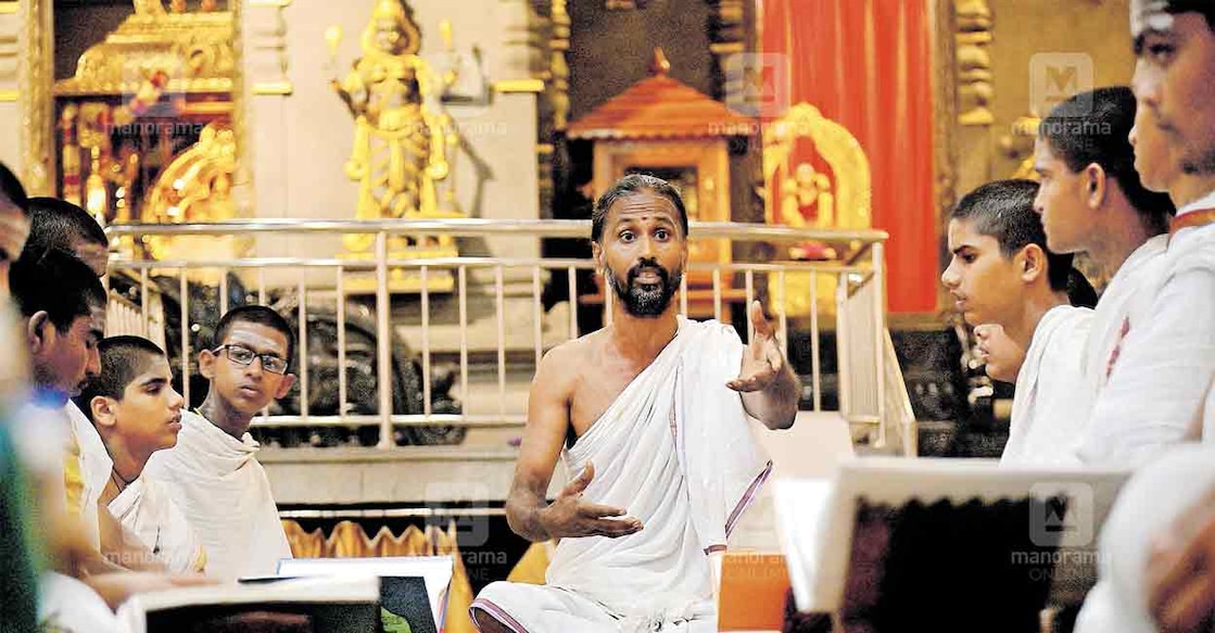 ശൃംഗേരി ശങ്കരാചാര്യമഠത്തിനു കീഴിൽ വേദശാസ്ത്രവിദ്യാ ട്രസ്റ്റ് കെ‍ാട്ടേക്കാട്ടു നടത്തുന്ന വേദപാഠശാലയിൽ  വേദം പഠിപ്പിക്കുന്ന ഗിരിധര. ചിത്രം: വിബി ജോബ്∙മനോരമ