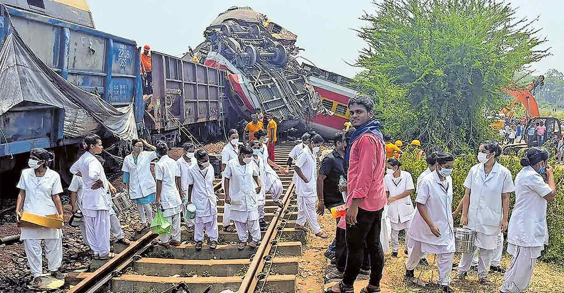 health-workers-at-odisha-train-accident-site ബാലസോറിൽ അപകട സ്ഥലത്തെത്തിയ ആരോഗ്യപ്രവർത്തകർ.