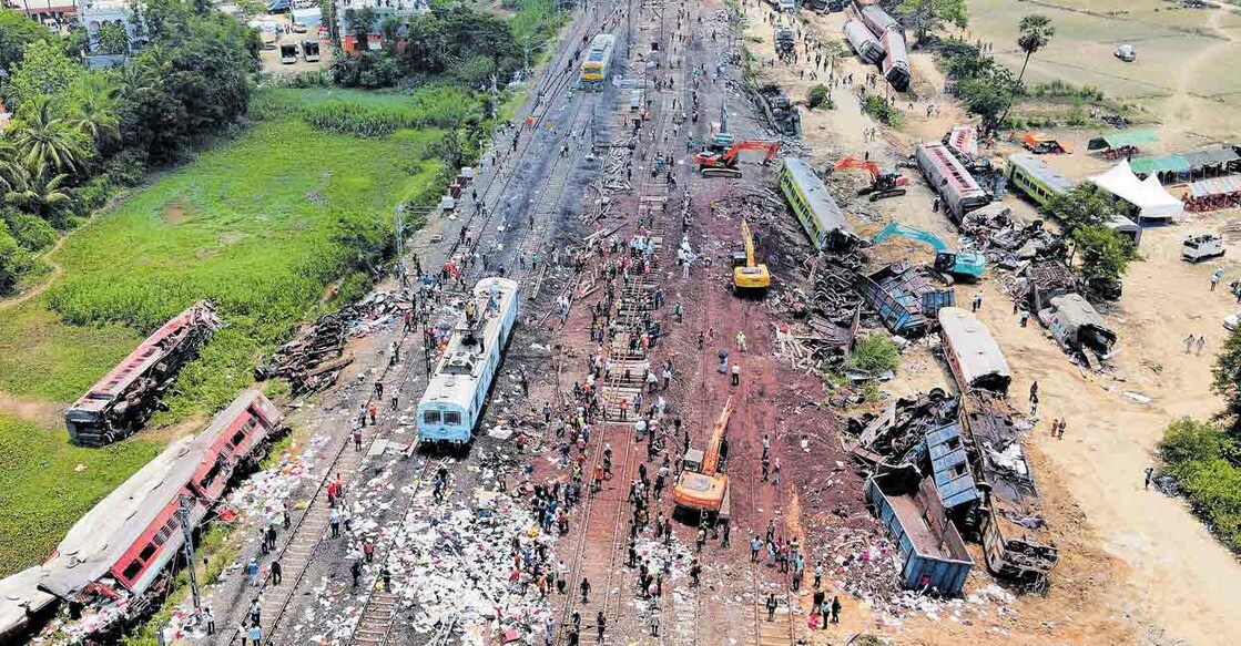 odisha-train-accident-site ദുരന്തബാക്കി... ബാലസോറിൽ ട്രെയിൻ അപകടം നടന്ന സ്ഥലത്ത് ട്രാക്ക് പുനസ്ഥാപിക്കുന്നതിന്റെ അവസാനവട്ട ജോലികൾ പുരോഗമിക്കുന്നു. ചിത്രം: പിടിഐ