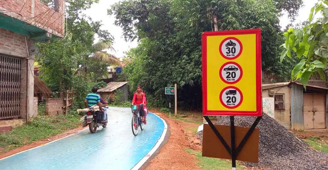 Bengal Blue Road ബംഗാളിലെ നീലനിറത്തിലുള്ള പഞ്ചായത്ത് റോഡ്.