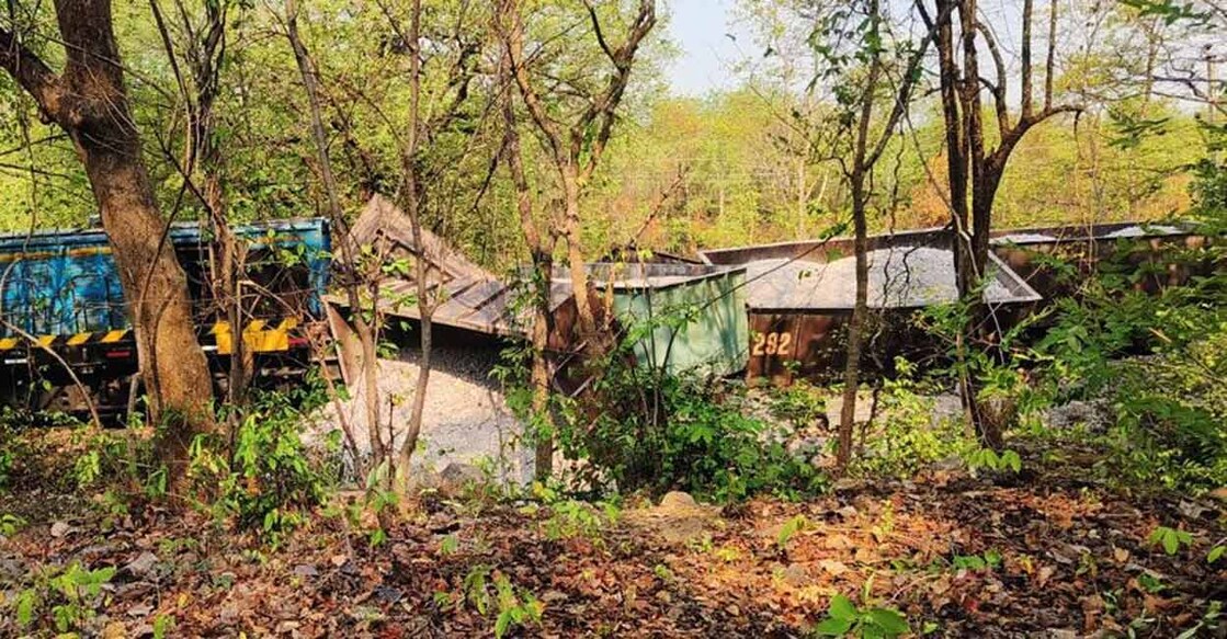 goods-train-derails-in-odisha-1 മെന്ദപ്പള്ളിയിൽ ചരക്ക് ട്രെയിനിന്റെ 5 ബോഗികൾ പാളം തെറ്റിയപ്പോൾ. (Image Credit: Manorama News)