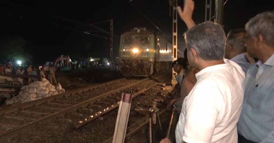 odisha-train-accident-ashwini-vaishnaw-1 ഗതാഗതം പുനഃസ്ഥാപിച്ച ബാലസോറിലെ ട്രാക്കില് കല്ക്കരിയുമായി ഗുഡ്സ് ട്രെയിന് കടന്നുപോകുന്നു. (Image Credit: Manorama News)