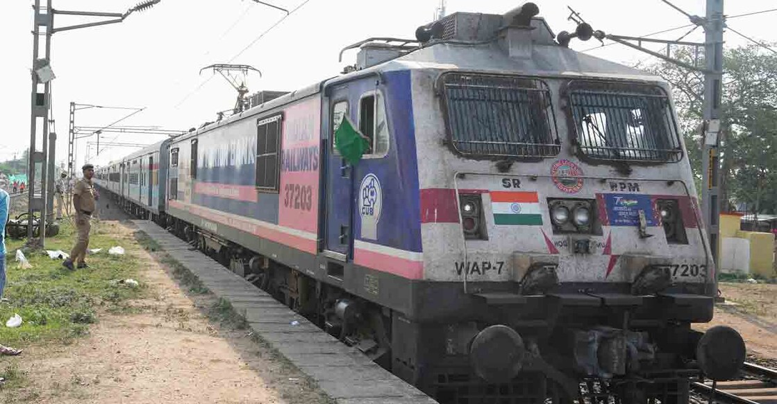 coromandel-express-train കൊറമാണ്ഡൽ എക്സ്പ്രസ് ട്രെയിൻ സർവീസ് പുനരാരംഭിച്ചപ്പോൾ.