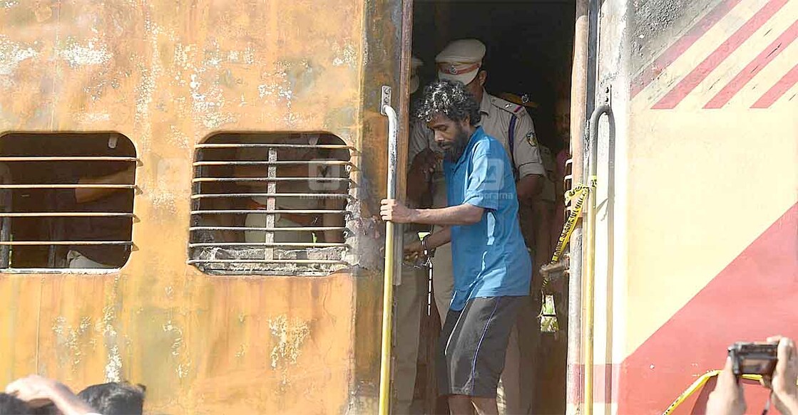 kannur-train-fire-accused ട്രെയിൻ തീവയ്പ് കേസ് പ്രതി പ്രസോൻജിത് സിദ്ഗറുമായി കണ്ണൂർ – ആലപ്പുഴ എക്സിക്യൂട്ടീവ് എക്സ്പ്രസിൽ പൊലീസ് തെളിവെടുപ്പ് നടത്തുന്നു. ചിത്രം: ഹരിലാൽ ∙ മനോരമ