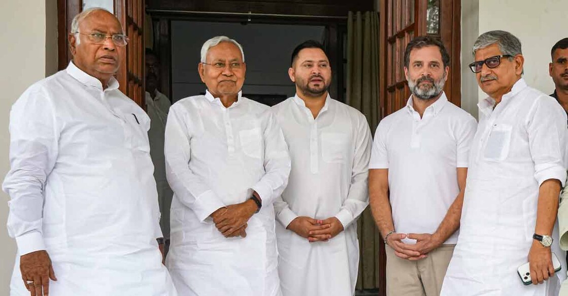 Mallikarjun Kharge, Nitish Kumar, Tejashwi Yadav, Rahul Gandhi, Rajiv Ranjan (PTI Photo/Vijay Verma) കോൺഗ്രസ് അധ്യക്ഷൻ മല്ലികാർജുൻ ഖർഗെ, ബിഹാർ മുഖ്യമന്ത്രി നിതീഷ് കുമാർ, ഉപമുഖ്യമന്ത്രി തേജസ്വി യാദവ്, കോൺഗ്രസ് നേതാവ് രാഹുൽ ഗാന്ധി, ജനതാദൾ (യു) അധ്യക്ഷൻ രാജീവ് രഞ്ജൻ എന്നിവർ. (PTI Photo/Vijay Verma)