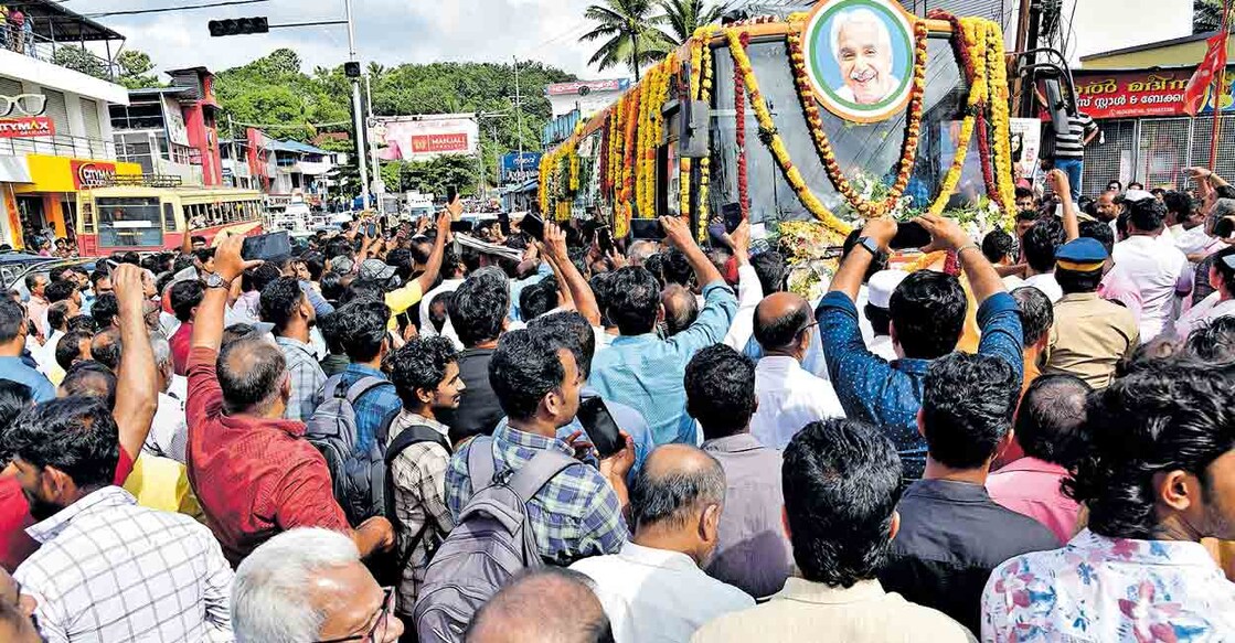 വിലാപയാത്ര കൊല്ലം നിലമേലിൽ എത്തിയപ്പോൾ