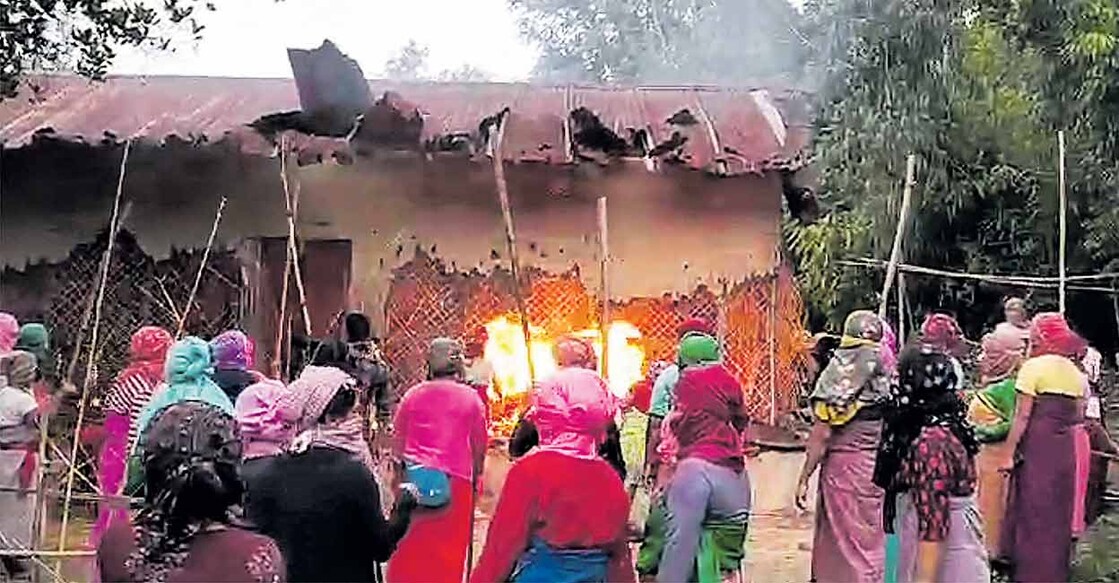 മണിപ്പുരിൽ പെൺകുട്ടിയെ പീഡിപ്പിച്ച കേസിലെ പ്രതിയുടെ വീടിനു നാട്ടുകാർ തീയിട്ടപ്പോൾ.