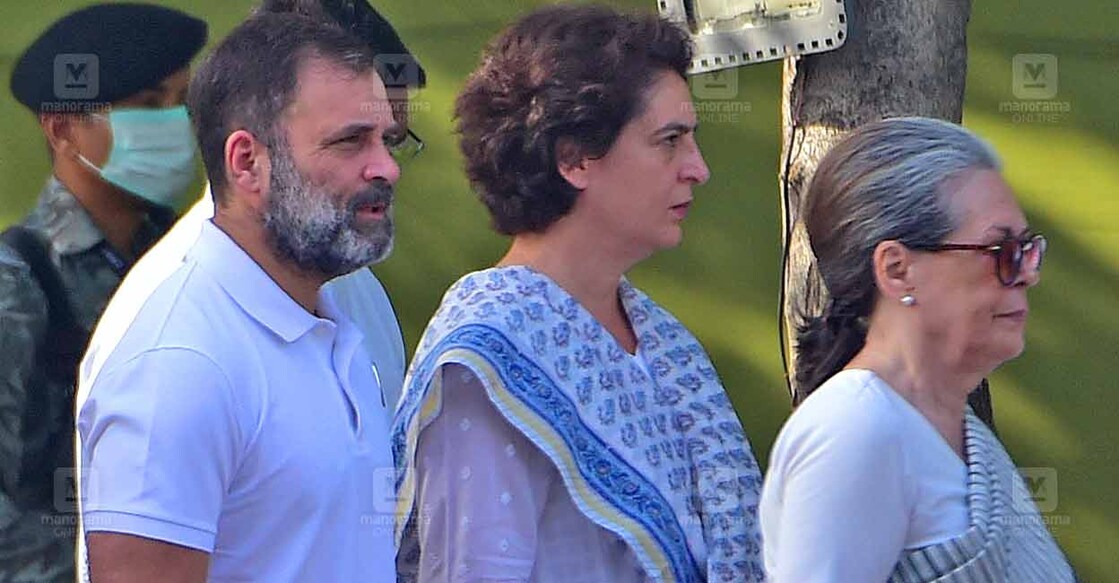 രാഹുൽ ഗാന്ധി, പ്രിയങ്ക ഗാന്ധി, സോണിയ ഗാന്ധി. ചിത്രം: മനോരമ