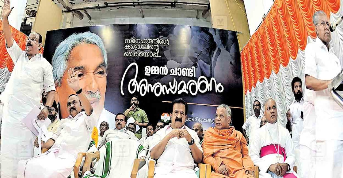 കെപിസിസി പ്രസിഡന്റ് കെ.സുധാകരനും പ്രതിപക്ഷനേതാവ് വി.ഡി.സതീശനും അണികളോട് മുദ്രാവാക്യംവിളി നിർത്താൻ ആവശ്യപ്പെടുന്നു. കെപിസിസി തിരുവനന്തപുരത്തു സംഘടിപ്പിച്ച ഉമ്മൻ ചാണ്ടി അനുസ്മരണച്ചടങ്ങിൽ മുഖ്യമന്ത്രി പിണറായി വിജയൻ പ്രസംഗിക്കാനെത്തിയപ്പോൾ ഉമ്മൻ ചാണ്ടിക്ക് മുദ്രാവാക്യംവിളി ഉയർന്നതിനെത്തുടർന്നാണിത്. ചിത്രം: മനോജ് ചേമഞ്ചേരി ∙ മനോരമ