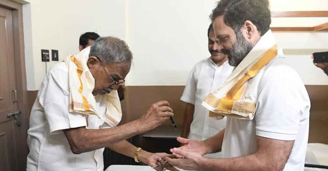 തന്നെ കാണാനെത്തിയ രാഹുൽ ഗാന്ധിക്കു എം.ടി.വാസുദേവന്‍ നായർ പേന സമ്മാനിക്കുന്നു. Photo: Facebook/IndianNationalCongress