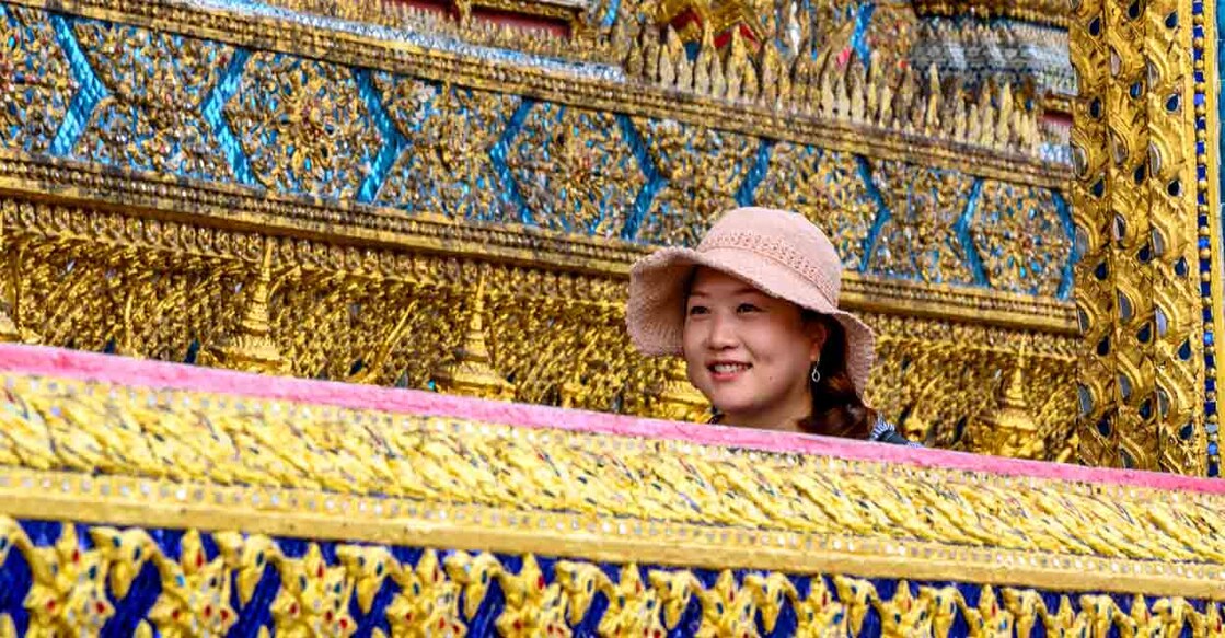 Thailand Tourism തായ്ലൻഡിലെ ബാങ്കോക്കിലെ ഗ്രാൻഡ് പാലസ് സന്ദർശിക്കുന്ന വിനോദസഞ്ചാരി (Photo by Mladen ANTONOV / AFP)