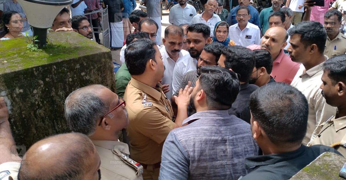 Ponnani Clash: Police and Activists Fight in Maranchery during Congress Protest