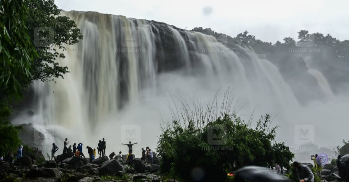 athirappilly-waterfalls-54 ആതിരപ്പിള്ളി വെള്ളച്ചാട്ടത്തിൽ നിന്നുള്ള ദൃശ്യം ചിത്രം. വിഷ്ണു.വി.നായർ.മനോരമ