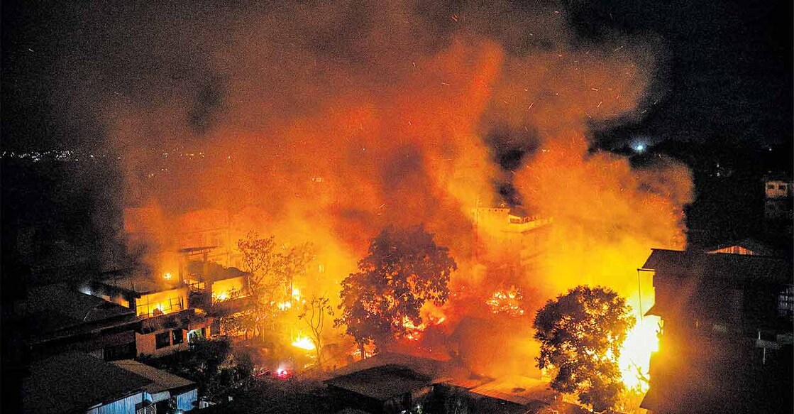 manipur-violence അണയാതെ... ഇംഫാലിൽ കുക്കി ഗോത്രക്കാരുടെ വീടുകൾക്ക് അക്രമികൾ തീയിട്ടപ്പോൾ. ചിത്രം: പിടിഐ