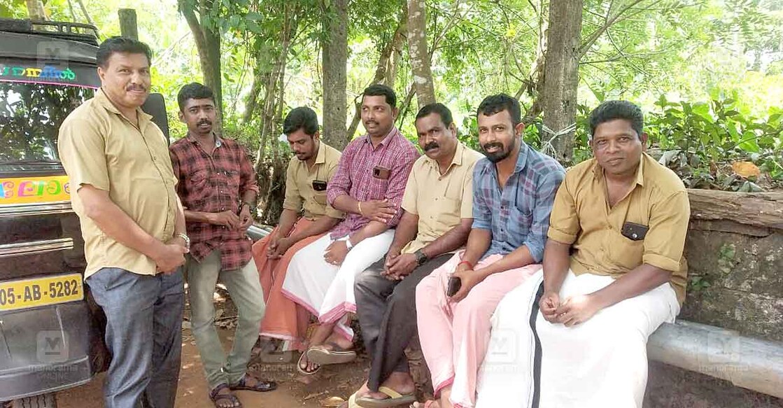 പയ്യപ്പാടി കവലയിലെ ഓട്ടോറിക്ഷാ ഡ്രൈവർമാർ. ചിത്രം: പി.സനിൽകുമാർ ∙ മനോരമ