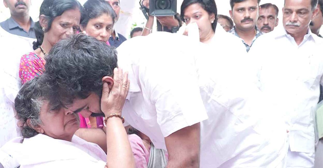 നാമനിർദേശപത്രിക നൽകാനിറങ്ങിയ ചാണ്ടി ഉമ്മനെ അനുഗ്രഹിക്കുന്ന മാതാവ് മറിയാമ്മ ഉമ്മൻ.