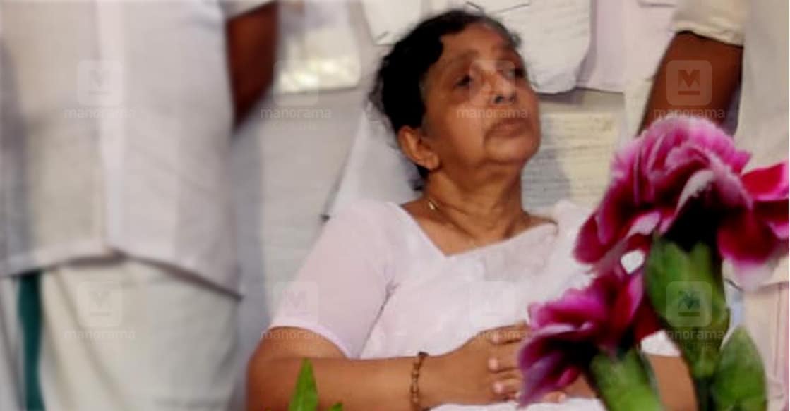 ഉമ്മൻ ചാണ്ടിയുടെ കല്ലറയ്ക്കരികെ ഭാര്യ മറിയാമ്മ. ചിത്രം:റിജോ ജോസഫ്∙ മനോരമ
