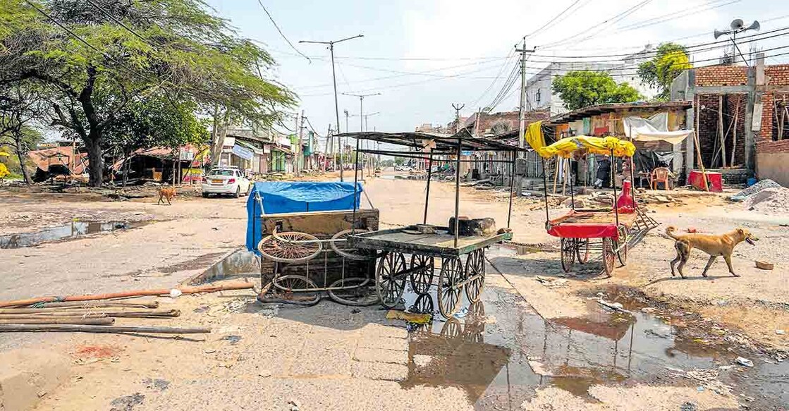 haryana-nuh വർഗീയ സംഘർഷാവസ്ഥയുള്ള ഹരിയാനയിലെ നൂഹിൽ പൊലീസ് നിരോധനാജ്ഞ പ്രഖ്യാപിച്ചതിനെത്തുടർന്ന് ആളൊഴിഞ്ഞ തെരുവ്. ചിത്രം: പിടിഐ