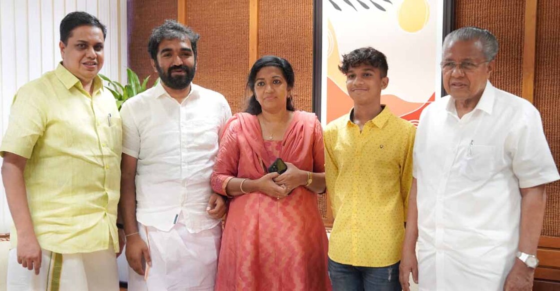 ഉമ്മൻചാണ്ടിയുടെ കുടുംബാംഗങ്ങൾ, നിയമസഭ സന്ദർശിച്ചപ്പോൾ സ്പീക്കർ എ.എൻ.ഷംസീറിനും മുഖ്യമന്ത്രി പിണറായി വിജയനോടുമൊപ്പം. ചിത്രം∙പിആർഡി