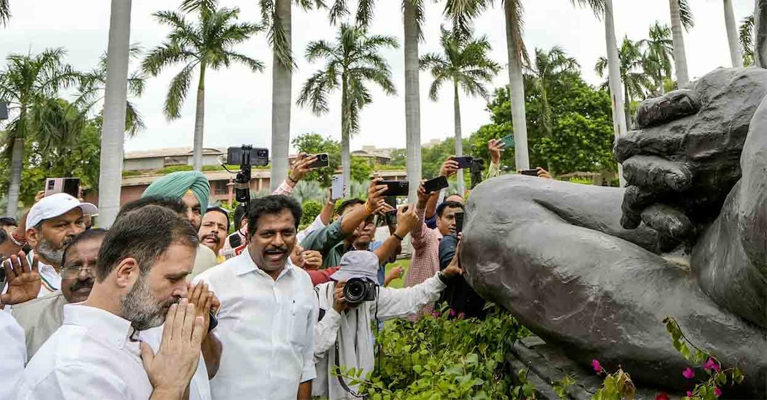 പാർലമെന്റിലെത്തിയ രാഹുൽ ഗാന്ധി, ഗാന്ധി പ്രതിമയ്ക്കു മുന്നിൽ വണങ്ങുന്നു. (PTI Photo/Shahbaz Khan)