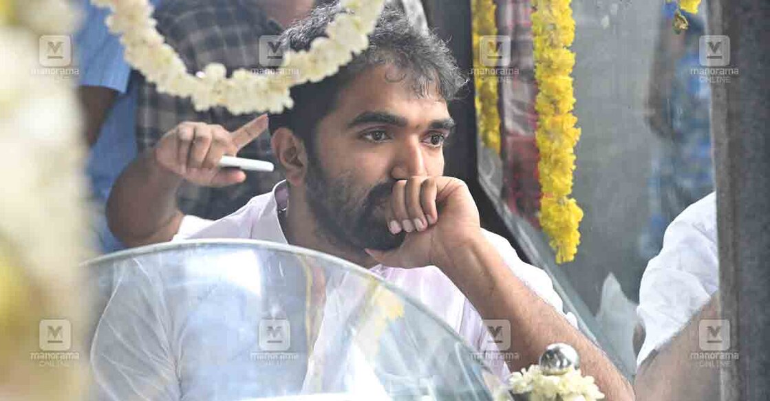 മുൻമുഖ്യമന്ത്രി ഉമ്മൻ ചാണ്ടിയുടെ ഭൗതിക ശരീരം  വഹിച്ച് തിരുവനന്തപുരത്തു നിന്ന് കോട്ടയം പുതുപള്ളി വീട്ടിലേക്കുള്ള വിലാപയാത്രയിൽ മൃതദേഹത്തിനു സമീപം മകൻ ചാണ്ടി ഉമ്മൻ. ചിത്രം: റിങ്കുരാജ് മട്ടാഞ്ചേരിയിൽ ∙ മനോരമ (2023 ജൂലൈ 19ലെ ചിത്രം)