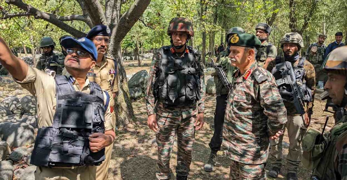 army നോർത്തേൺ കമാന്ഡ് ലെഫ്. ജനറൽ ഉപേന്ദ്ര ദ്വിവേദിയുടെ നേതൃത്വത്തിലുള്ള സൈനികോദ്യോഗസ്ഥർ അനന്തനാഗിലെ സൈനിക നീക്കം വിലയിരുത്തുന്നു (Photo: X/ @NorthernComd_IA)