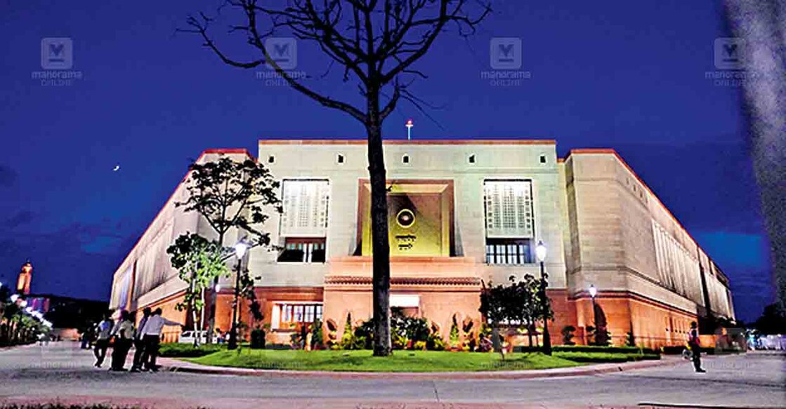 parliament-building പുതിയ ഇടം... ഇന്നുമുതൽ സമ്മേളനത്തിനു വേദിയാകുന്ന പുതിയ പാർലമെന്റ് മന്ദിരത്തിന്റെ രാത്രിദൃശ്യം. പഴയ പാർലമെന്റ് മന്ദിരത്തിലെ അവസാന സമ്മേളനം ഇന്നലെ കഴിഞ്ഞു. ചിത്രം: രാഹുൽ ആർ.പട്ടം ∙ മനോരമ