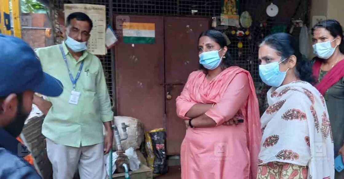 ക്വാർട്ടേഴ്സില്‍ പുറമേരി പഞ്ചായത്ത് ഭരണസമിതി അംഗങ്ങളും ജീവനക്കാരും ആരോഗ്യ വിഭാഗവും പരിശോധന നടത്തുന്നു.