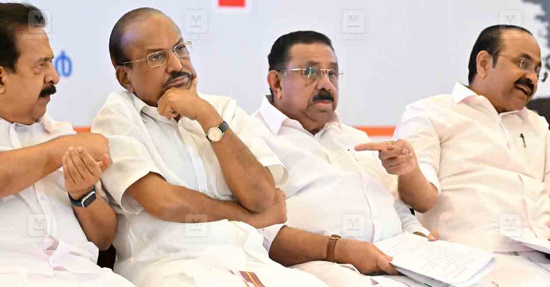 മുൻ പ്രതിപക്ഷ നേതാവ് രമേശ് ചെന്നിത്തല, മുസ്‌ലിം ലീഗ് നേതാവ് പി.കെ.കുഞ്ഞാലിക്കുട്ടി, യുഡിഎഫ് കൺവീനർ എം.എം.ഹസൻ, പ്രതിപക്ഷ നേതാവ് വി.ഡി.സതീശൻ എന്നിവർ. (File Photo: Manorama)