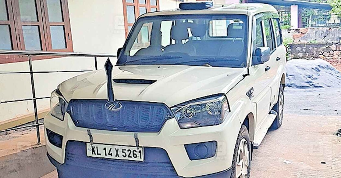 RDO Vehicle | Kanhangad (Photo - Manorama) കോടതി ജപ്തി ചെയ്ത ആർഡിഒയുടെ വാഹനം
