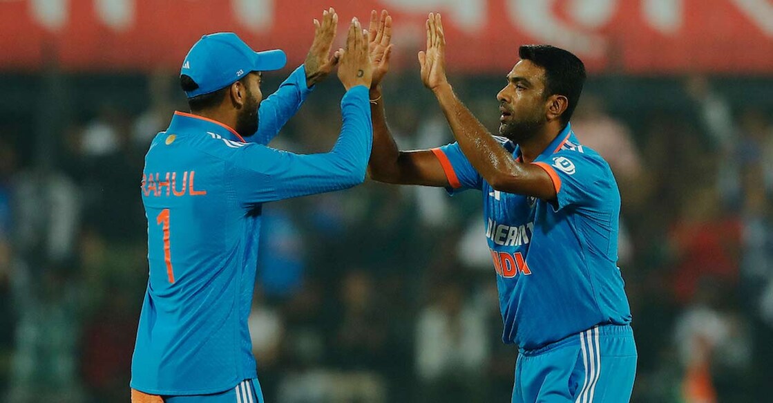 kl-rahul-r-ashwin-2409 ഓസ്ട്രേലിയയുടെ വിക്കറ്റ് വീഴ്ത്തിയ ആർ. അശ്വിനെ അഭിനന്ദിക്കുന്ന ക്യാപ്റ്റൻ കെ.എൽ.രാഹുൽ. ചിത്രം X/BCCI