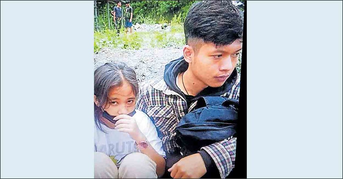 manipur-students-murder ഹിജാം ലിൻതോയിങാബി, ഫിജാം ഹേമജിത് എന്നിവർ കൊല്ലപ്പെടുന്നതിനു മുൻപ്. ഇതേ വേഷത്തിൽ ഇവർ മരിച്ചു കിടക്കുന്ന ചിത്രവും പ്രചരിച്ചു.