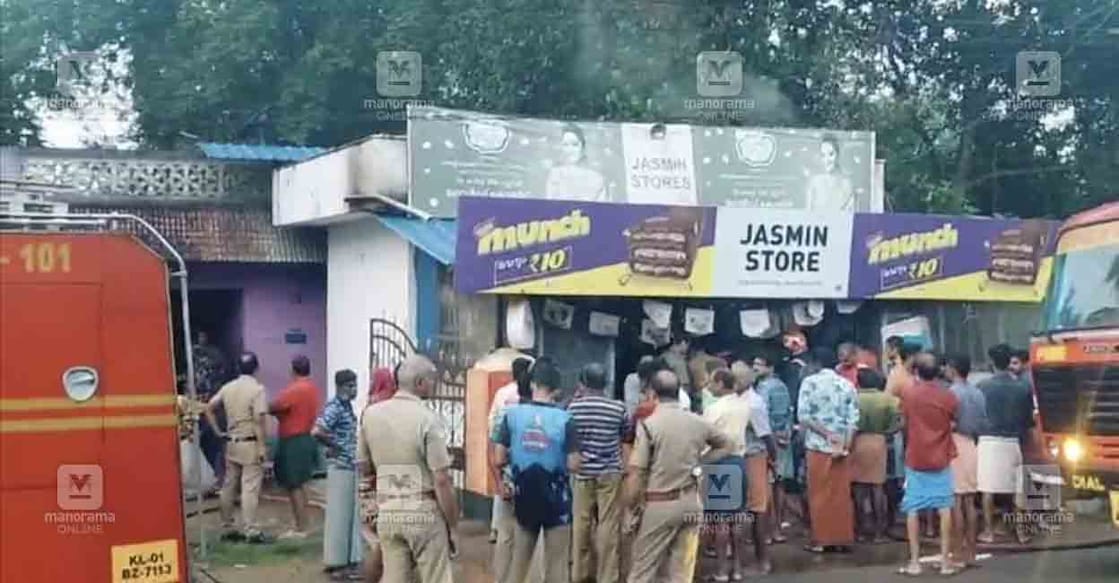 തീപിടിത്തമുണ്ടയ പലചരക്കു കട. (Photo: Manorama)