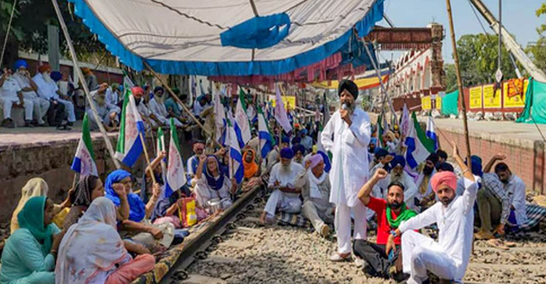 punjab-farmers ജലന്ധറിൽ റെയിൽവേ ട്രാക്ക് ഉപരോധിച്ച് മുദ്രാവാക്യം മുഴക്കുന്ന കർഷകർ (Photo:PTI)