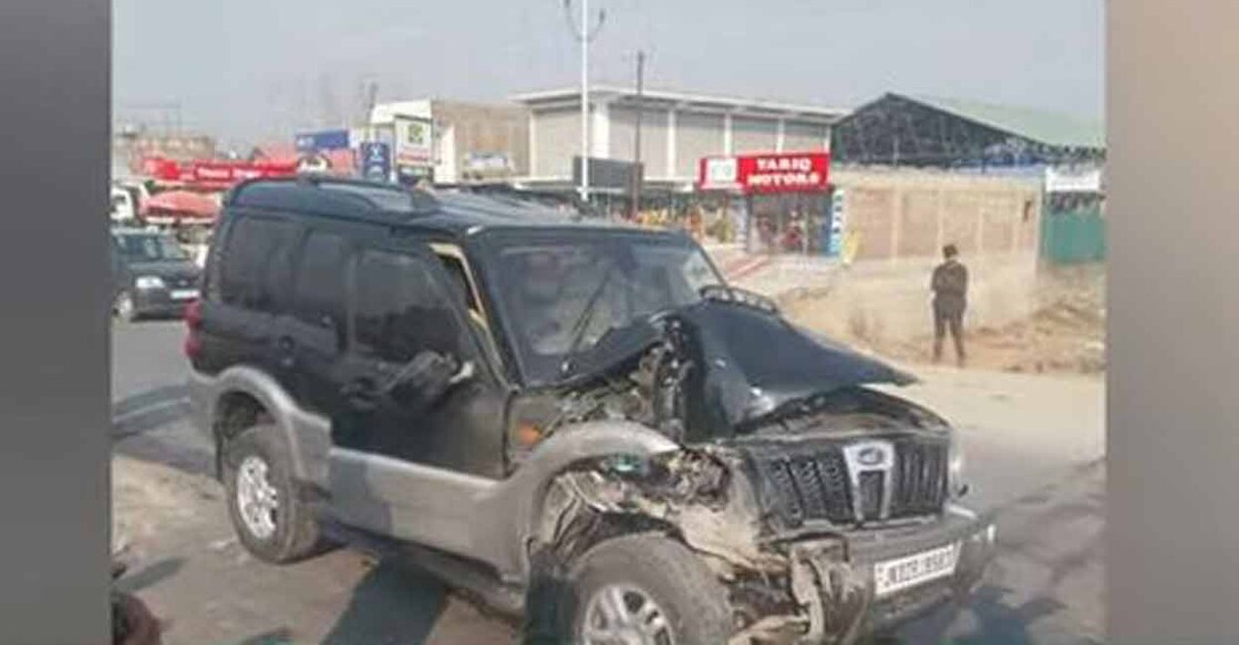 mufti-car മെഹബൂബ മുഫ്തിയുടെ കാർ അപകടത്തിൽപ്പെട്ടപ്പോൾ∙ ചിത്രം: Screen grab From TV Video