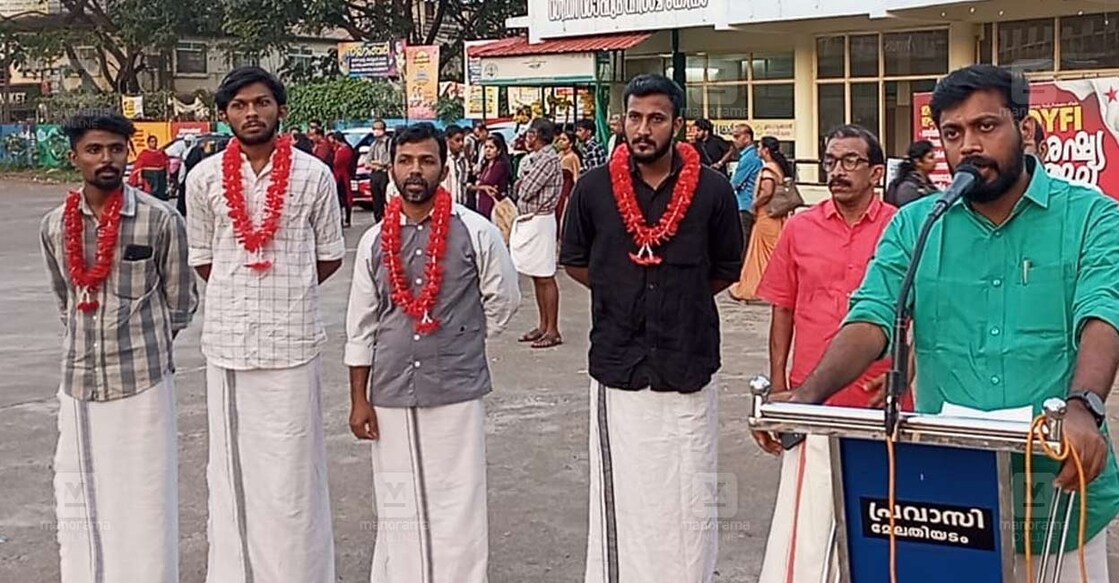 dyfi-welcome-kannur-m-vijin-1201 ഡിവൈഎഫ്ഐ പ്രവർത്തകർക്ക് സിപിഎം സ്വീകരണം നൽകിയപ്പോൾ. എം.വിജിൻ എംഎൽഎ ഉൾപ്പെടെയുള്ളവർ പങ്കെടുത്തു.
