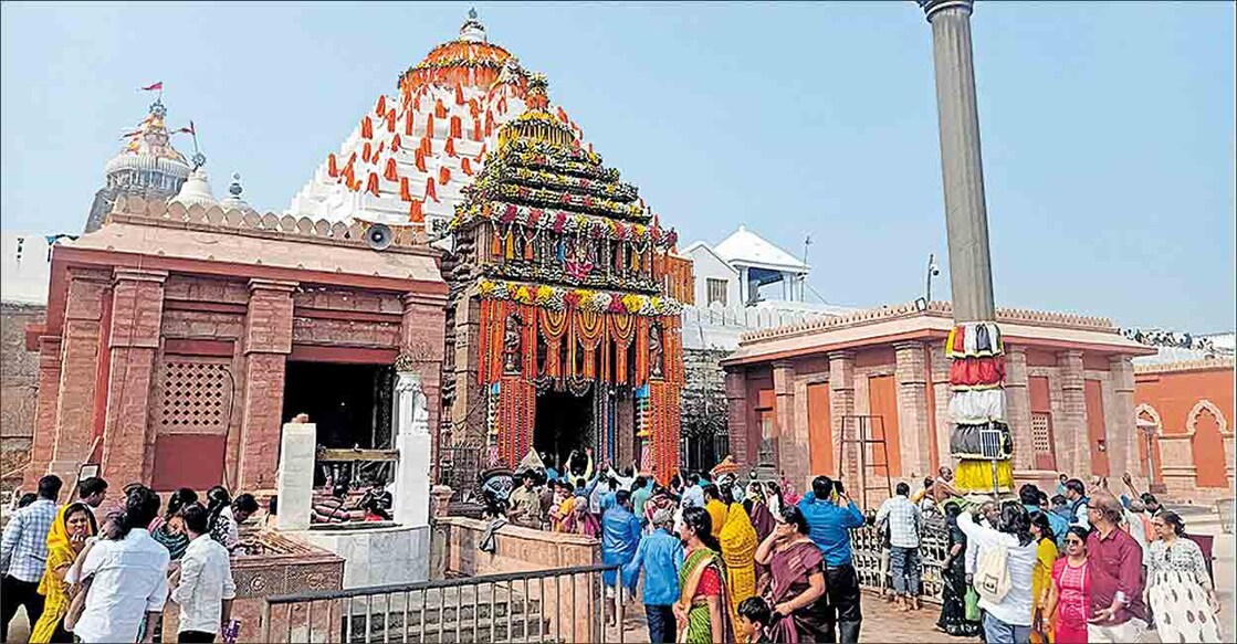 ഒഡീഷയിൽ നവീകരണ പ്രവർത്തനങ്ങൾ പൂർത്തിയായ പുരി ജഗന്നാഥ ക്ഷേത്രത്തിലെ സന്ദർശകരുടെ തിരക്ക്. ചിത്രം: എം.എസ്.അനൂപ് ∙ മനോരമ
