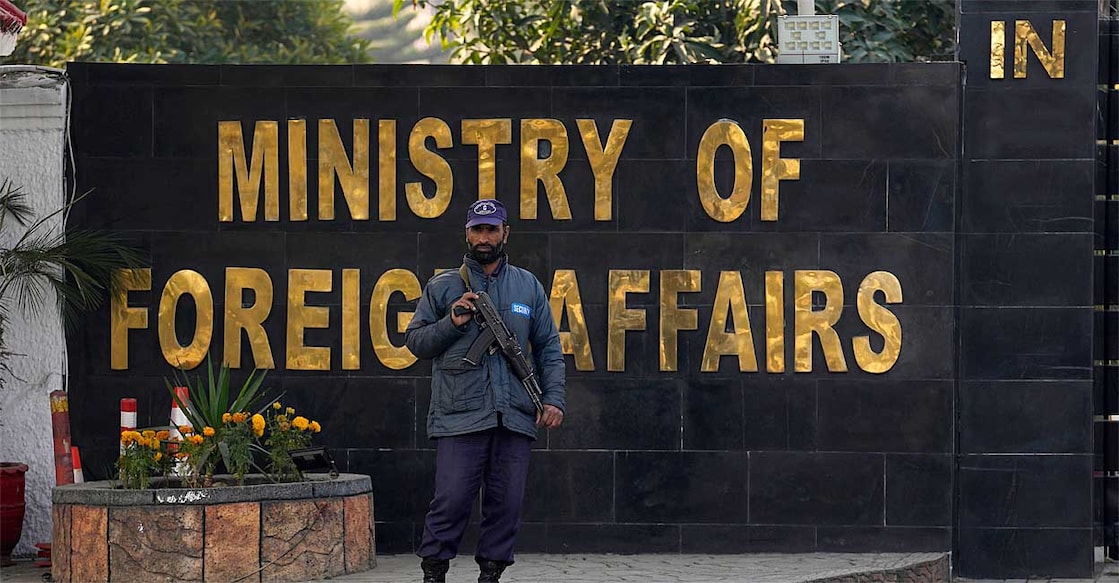 pak-foreign-minstry പാക്കിസ്ഥാൻ വിദേശകാര്യ മന്ത്രാലയത്തിനു മുന്നിലെ പ്രധാന കവാടത്തിൽ കാവൽ നിൽക്കുന്ന സുരക്ഷാ ഉദ്യോഗസ്ഥൻ (AP Photo/Anjum Naveed)