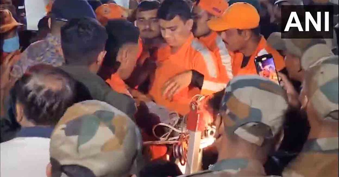 gujarat-borewell-accident കുഴൽക്കിണറിനുള്ളിൽ വീണ കുഞ്ഞിനെ രക്ഷിച്ചപ്പോൾ. എഎൻഐ ട്വീറ്റ് ചെയ്ത വിഡിയോയിൽ നിന്നുള്ള ദൃശ്യം. കുഞ്ഞ് പിന്നീട് മരണത്തിനു കീഴടങ്ങി.