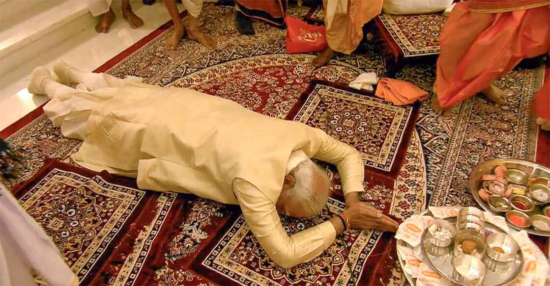 modi-ayodhya-5 അയോധ്യ രാമക്ഷേത്രത്തിലെ പ്രാണപ്രതിഷ്ഠാ ചടങ്ങിനിടെ രാംലല്ലയ്ക്കു മുന്നിൽ സാഷ്ടാംഗം പ്രണമിക്കുന്ന പ്രധാനമന്ത്രി നരേന്ദ്ര മോദി (പിടിഐ ചിത്രം)