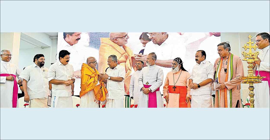 മേജർ ആർച്ച് ബിഷപ് മാർ റാഫേൽ തട്ടിലിന് ചങ്ങനാശേരി അതിരൂപത തിരുവനന്തപുരത്ത് ഒരുക്കിയ സ്വീകരണച്ചടങ്ങിൽ അദ്ദേഹത്തെ മുഖ്യമന്ത്രി പിണറായി വിജയൻ അനുമോദിക്കുന്നു. ആർച്ച് ബിഷപ് ഡോ.തോമസ് ജെ. നെറ്റോ, മന്ത്രിമാരായ വി.എൻ.വാസവൻ, റോഷി അഗസ്റ്റിൻ, ഫാ.മോർലി കൈതപ്പറമ്പിൽ, ആർച്ച് ബിഷപ് മാർ ജോസഫ് പെരുന്തോട്ടം, മേജർ ആർച്ച് ബിഷപ് കർദിനാൾ മാർ ബസേലിയോസ് ക്ലീമീസ് കാതോലിക്കാബാവാ, പ്രതിപക്ഷ നേതാവ് വി.ഡി.സതീശൻ, ശശി തരൂർ എംപി, മാർ തോമസ് തറയിൽ എന്നിവർ സമീപം. ചിത്രം: മനോരമ