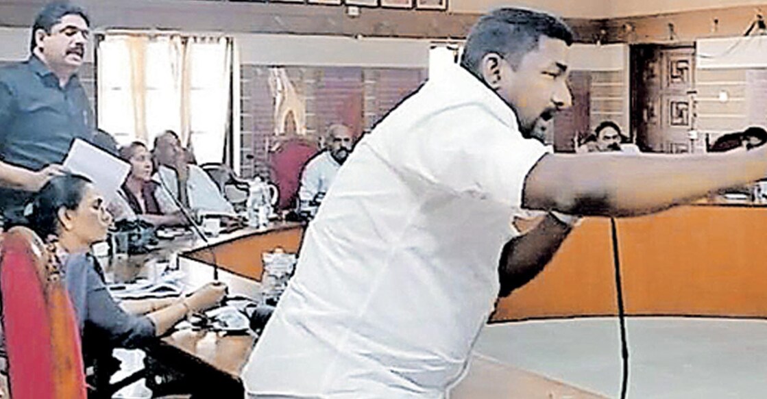 pala-muncipality ഇന്നലെ ചേർന്ന പാലാ നഗരസഭ കൗൺസിലിൽ എയർപോഡ് കാണാതായതു സംബന്ധിച്ച വാദപ്രതിവാദത്തിനിടെ കൗൺസിലർമാരായ ജോസ് ചീരാങ്കുഴിയും ബിനു പുളിക്കക്കണ്ടവും (കറുത്ത ഷർട്ടിട്ടയാൾ).